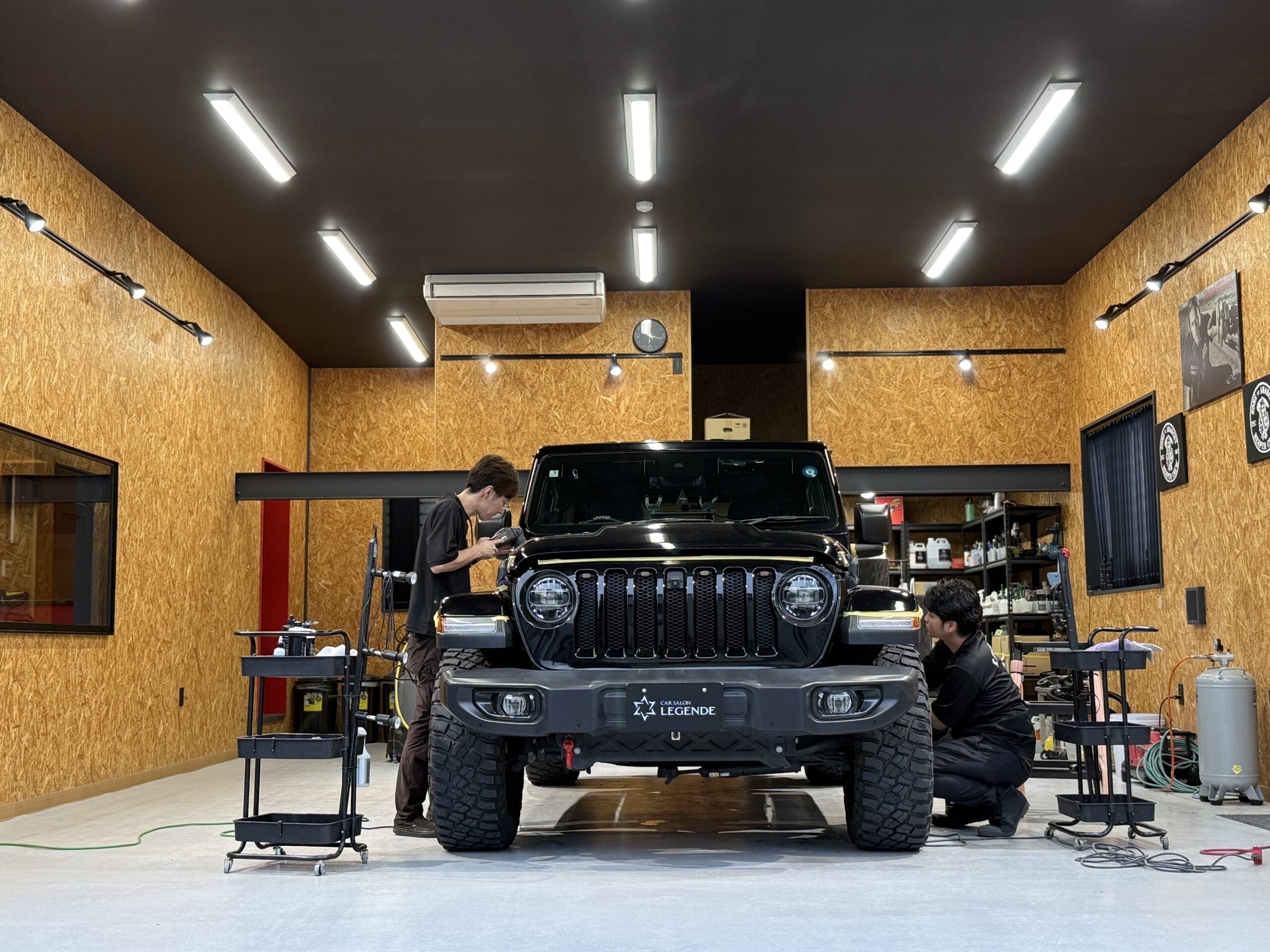 完全屋内・空調完備の施工環境
